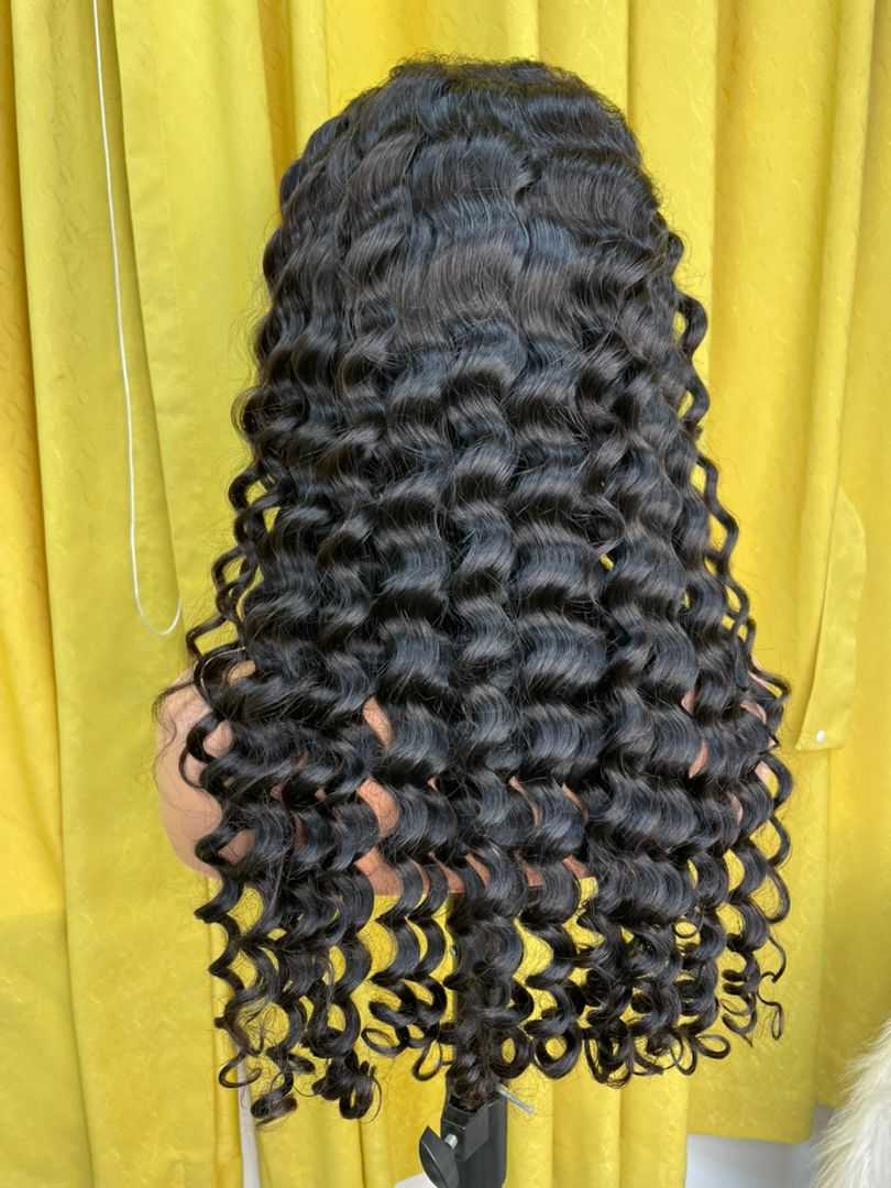  Curly wig